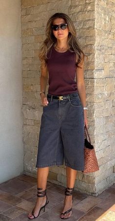 Bermuda Shorts Outfit Street Styles, Shorts Styling, Bermuda Jeans, Fashion For Women Over 40, Elegante Casual, Looks Street Style