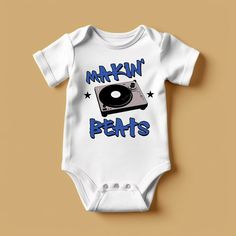 Rapunzie's trendy and music-inspired Baby Onesie with a cool DJ twist! This onesie is all about groove and rhythm, featuring a graphic of a DJ turntable with the caption "Makin' Beats." Your little one will rock the world with their undeniable style and love for music. Key Features: Premium Quality: Crafted from 100% cotton, this baby onesie ensures utmost comfort and breathability, allowing your baby to move and play with ease while keeping their delicate skin cozy and irritation-free. Short Sl Music Key, Dj Turntable, Love For Music, Future Music, Baby Growth, Baby Grows, Classic White, Turntable, Baby Bodysuit