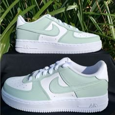 Green And White Nike Shoes, Nike Shoes Women Cute, Green Cute Shoes, Shoes For Girls Aesthetic, Cute Nike Shoes Dunks, Cute Shoes Summer, Cute Jordans Shoes, Cute Shoes Sneakers Casual