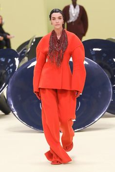 Jil Sander Fall 2024 Ready-to-Wear Collection, Fashion Show & Collection Review [PHOTOS] Runway Fashion Looks, Fashion Week Schedule, Week Schedule, Europe Fashion, Column Dress, Color Therapy