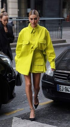 Stile Kylie Jenner, Corporate Baddie, Hailey Baldwin Style, Style Moodboard, Statement Fashion, Neon Fashion, Street Swag, Haider Ackermann, Easy Style