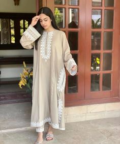 Velvet Dress Designs, Salwar Kamiz, Mode Abaya, Dress Design Patterns, Trendy Dress Outfits