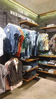 Visual merchandising design kiniku Mens Cloth Shop Interior Design, Men Clothing Store Design Ideas, Mens Boutique Interior Design, Denim Display, Retail Display Shelves, Urban Shop