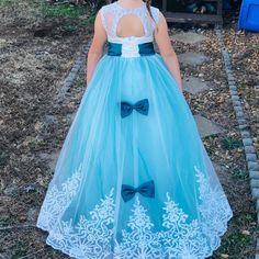 Beautiful Size 4 Toddler Dress. Super Pretty Green/Blue Color With White Lace And Bows. Corset And Zip Up Back. Cute White Pageant Dress, Cute Blue Princess Dress For Pageants, Cute Blue Princess Dress For Pageant, Pretty Green, Toddler Dress, Kids' Dresses, Kids Dress, White Lace, Colorful Dresses