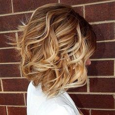 Stylish Medium Wavy Bob Cut with Layers Bob Hair Color, Wavy Bob Haircuts, Wavy Bob Hairstyles, Penteado Cabelo Curto, Light Brown Hair, Brown Hair Colors, Great Hair, Short Bob, Bobs Haircuts