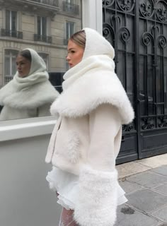 white coat, winter coat, winter aesthetic White Fluffy Jacket, Jacket Winter Outfit, White Coat Outfit, Fluffy Jacket, Fluffy Coat, Coat Winter, Street Style Winter, White Coat, Coat Outfits