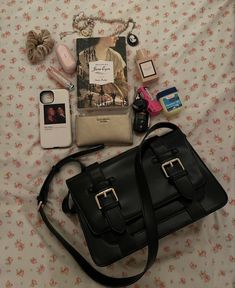 Everyday Bag Essentials, What's In My Purse, Inside My Bag, Purse Essentials, Handbag Essentials, Girls Tote, Inside Bag, Girls Girl, What In My Bag