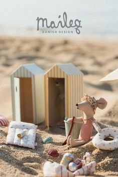 maileg beach mouse sitting on the sand Maileg Mouse, Princess And The Pea, Colorful Accessories, New Best Friend, Beach Collection, Learning And Development, Mackenzie Childs, Day At The Beach, Beach Accessories