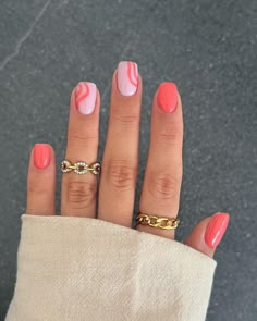 Elevate your summer manicure with these stunning coral and peach nail designs, perfect for adding a pop of color to your fingertips! For example, we just love these short coral nails with swirls. Uñas Color Coral, Coral Nail Designs, Coral Nail Art, Coral Pink Nails, Coral Nails With Design, Coral Nail, Squoval Nails, Coral Nails, Short Square Nails