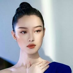 Makeup For Asian Woman, Ora Yang Makeup, Elegant Makeup Asian, Japanese Bridal Makeup, Unconventional Models, Chinese Makeup Look, Parisian Makeup Look, Bride Makeup Asian, Korean Makeup Trends