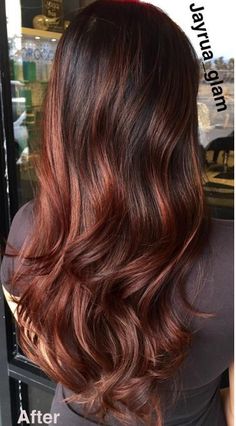 Cherry bombre hair features red tones woven into brown hair to "add energy and dimension." Cherry Bombre Hair, Cherry Bombre, Highlights Hairstyles, Women's Haircuts, Chunky Highlights, Ombré Hair