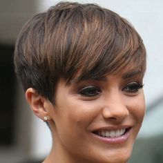 Highlighted Pixie, Pixie Cut With Highlights, Kort Bob, Short Haircuts With Bangs, Chic Short Hair, Pixie Cut With Bangs, Pixie Haircut For Thick Hair, Pixie Hair