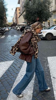 Nyc Winter Outfits Street Style 2024, 90 Style Outfits 90s Fashion, Aw24 Fashion Trends, Spain Winter Outfits, Looks Adidas, Leopard Print Outfits, Latina Outfits, Mode Zara, Skandinavian Fashion