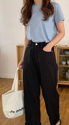 Modern Korean Outfit Women, Outfits Ideas Minimalist, Minimalist College Outfit, Korean Outfits Office, Normcore Summer Outfits, Korean Street Style Summer, School Outfits Korean Style, Summer Korean Outfits Street Styles, Basic College Outfits