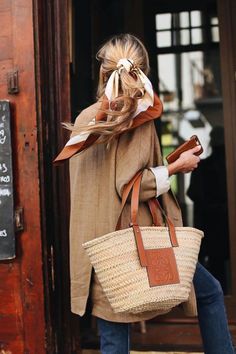 Style Parisienne, Paris Mode, Hair Scarf, Basket Bag, Crochet Bags, 가을 패션, Mode Vintage, Looks Style, Mode Inspiration