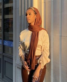 Scarf Styles Black Women, Head Scarf Styles Black Women, Hijabi Fashion Abayas, Jersey Hijab Style, Hijabi Drip, Christian Veil, Black Hijabi Girl, Christian Veiling, Muslimah Style