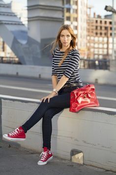 Red Canvas Shoes Outfit, Red Converse Shoes Outfit, What To Wear With Red Converse, Jean Converse Outfit, Outfits With Red Shoes Sneakers, Red All Star Outfit, Red High Top Converse Outfit, How To Style Red Converse