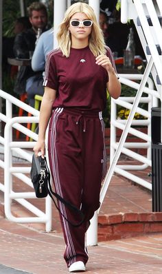 Sofia Richie usa conjunto sporty combinando calça de moletom com camiseta e tênis. Tracksuit Outfit, Sofia Richie, Glam Look, Adidas Fashion, Sporty Outfits, 인물 사진