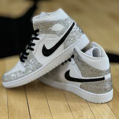 Experience custom fashion like never before with Rhinestones Air Jordan 1s. Stand out in any crowd and make a bold statement in these extraordinary shoes! With their high-quality rhinestones and unique design, you're sure to turn heads everywhere you go. Be daring and be brave with your style! 💎. 🔥 100% genuine, Brand New.👟 Custom sneakers.💫 Every pair is hand-made to order.✨ Best quality waterproof and scratch-proof paints used.✨ 1000+ satisfied customers across various platforms. 🌎Free wo Badazzel Shoes, Nike Rosa, Sneakers Air Force, Minion Sneakers, Red Wedding Shoes