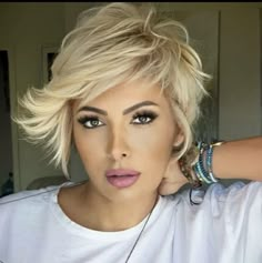 Short Haircuts Ideas, Pixie Haircut Ideas, Rocker Hair, Haircuts Ideas, Shaggy Short Hair, Short Sassy Hair, Short Hair Trends, Messy Short Hair, Edgy Short Hair