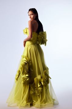 Draped tulle dress with pleats – HerTrove Yellow Haute Couture, Pleats Dress, Draped Bodice, Green Tulle, Dress With Pleats, Couture Outfits, Glamour Dress, Shoulder Design, Couture Collection