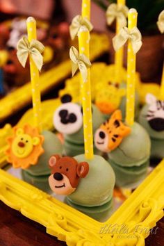 there are many cake pops with animals on them