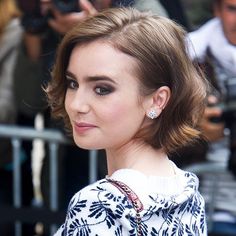 Lily Collins Makeup, Lily Collins Short Hair, Short Hair Makeup, Celebrity Bobs, Wavy Bobs, Short Bob Haircuts, Lily Collins, Bobs Haircuts, Pretty Hairstyles