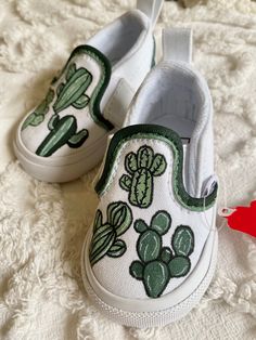 Western Painted Shoes, Paint Shoes Ideas, Western Painted Vans, Hand Painted Shoes Diy, Painted Vans Ideas, Painted Baby Shoes, Vans Painted Shoes Ideas