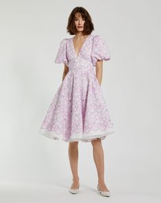 Abraza el encanto femenino con nuestro vestido floral bordado con mangas abullonadas. Confeccionado con una intrincada tela con bordados florales, este vestido irradia elegancia de estilo vintage con mangas abullonadas divertidas pero sofisticadas y una silueta favorecedora que garantiza comodidad y estilo. Perfecto tanto para salidas informales como para ocasiones especiales, este vestido es una incorporación versátil a cualquier guardarropa.



 Mac Duggal

 Tela Bordada (100% Algodón)

 Tota Puff Sleeve Floral Dress, Destination Wedding Guest Dress, Floral Puff Sleeve Dress, Orchid White, Fall Wedding Guest Dress, Bride Groom Dress, Maxi Dress Sale, Puff Sleeve Dress, Full Length Dress