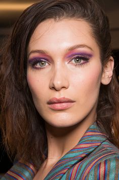 Multicolored Eyes - Bella Hadid wearing Pat McGrath Labs new Spring 'MTHRSHP: La Vie En Rose' eyeshadow palette | bright pink and vivid purple eye makeup look Mod Eyeshadow, Bella Hadid Makeup, Thanksgiving Makeup, Fall Beauty Trends, Look 80s, 2020 Makeup, Runway Makeup, Makeup Eyes