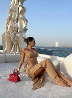 Dubai Outfits Ideas, Dubai Outfit, Dubai Outfits, Luxury Girl, Luxury Lifestyle Dreams, Dubai Fashion, Beach Poses