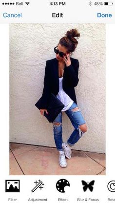 Converse Haute, Casual Bun, Pinterest Women, Girly Casual, Shoes Star, Black And White Converse, Baggy Shirt, Outfits Con Jeans, Styles Hairstyles