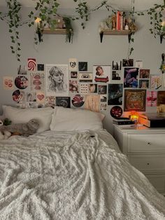 Taylor Swift Books, Girl Room Aesthetic, Closet Offices, Fangirl Room, Downtown Girl Room, Amazing Interior Design, Dream Bedroom Inspiration, Cosy Room, Room Redesign