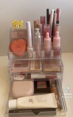 Cute Makeup Setups, Aesthetic Skin Care Organization, Makeup Organization Desk, Korean Makeup Organization, Vanity Ideas Organization, Korean Vanity, Makeup Organization Aesthetic, Makeup Organiser, Beauty Organization