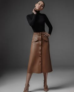 Brown Leather Skirt, Leather Skirt Outfit, Leather Skirts, Looks Chic, Leather Outfit, Work Attire, Work Fashion, Fall Winter Outfits, Skirt Outfits