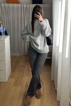 #vintage #oldmoney #aesthetic #monaco #outfit #outfitinspo #stocholmstyle #fall #autumn #falloutfits Grey Fleece Outfit, Bolero Outfit Winter, Smart School Outfits, Winter Outfits Aesthetic 2023, Aesthetic Cold Weather Outfits, Comfortable Cute Outfits, Early 20s Outfits, Basic Outfits Winter, Uggs Fits