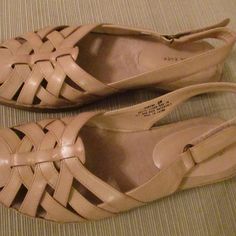 Nwot Wear Ever Woven Leather Women's Sandals With Textured Rubber Sole Size 9m. Vintage Flat Sandals For Spring, Vintage Beige Open Toe Sandals, Vintage Cushioned Footbed Sandals For Summer, Beige Vintage Open Toe Sandals, Vintage Synthetic Sandals With Round Toe, Vintage Slip-on Sandals With Cushioned Footbed, Vintage Closed Toe Synthetic Sandals, Vintage Open Toe Synthetic Sandals, Vintage Synthetic Closed Toe Sandals