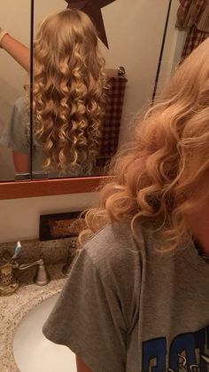 Taylor Swift Curls, Style Taylor Swift, Hairstyles 2024, Hair Stylies, Hair Stylist Life, Old Style, Look Here, Hairstyles For School, Hairstyles Haircuts