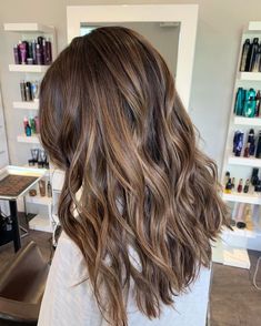 Medium Brown Hair Babylights, Straight Brown Hair With Lowlights And Highlights, Medium Brown Babylights, Bayalage Brunette Medium Hair, Fall Hair Color For Bronde, Medium Brown Dimensional Hair, Bayalage On Light Brown, Cool Toned Brown Highlights, Dark Brown With Honey Highlights