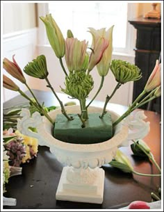 Learn how to arrange real flowers.  Step by step tutorial! Inexpensive Flower Arrangements, Jennifer Decorates, Arrange Flowers, Diy Arrangements, Flower Arrangements Simple, Floral Arrangements Diy, Fresh Flowers Arrangements