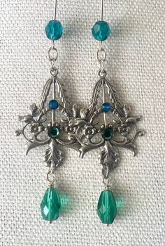 oO ÉCUME DE MER Oo Ces jolies boucles d'oreilles très féminines sont faites de chandeliers en brass plaqué argent 33mm, perles en verre aqua et cristaux Swarovski vert et Aqua.  Longueur totale de la boucle avec l'attache 3 pouces.  Toutes les pièces sont en pur brass plaqué professionnellement pour leur donner un fini durable qui réduit les risques de ternissement et leur assure une beauté pour plusieurs années. Je peux changer le modèle des attaches si vous le désirez. These gorgeous earrings Vintage Nickel-free Silver Chandelier Earrings, Victorian Silver Dangle Chandelier Earrings, Silver Victorian Dangle Chandelier Earrings, Nickel-free Dangle Earrings Costume Jewelry, Elegant Turquoise Metal Chandelier Earrings, Handmade Silver Costume Jewelry Earrings, Handmade Victorian Silver Chandelier Earrings, Handmade Silver Victorian Chandelier Earrings, Ornate Silver Chandelier Earrings Nickel-free