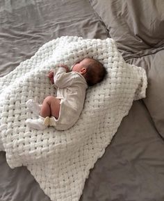 Fluffy Comforter, Fluffy Yarn, Knitted Baby Blanket, Baby Inspiration, Stroller Cover, Foto Baby, Dream Baby, Knitted Baby