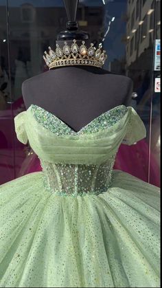 Princess And The Frog Quince Damas, Emerald Wedding Dress Gowns, Princess And Frog Centerpieces, Sage Green 15 Dress, Xv Dresses Green, Tiana Themed Quince Dress, Tiana Dress Prom, Princess And The Frog Prom Dress, Princess Tiana Sweet 16