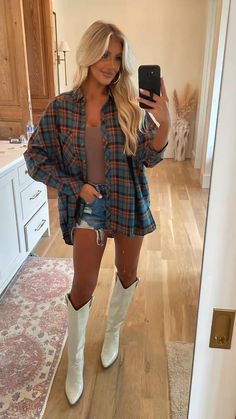 Blue Jean Shorts And Cowboy Boots Outfit, Country Dancing Outfits Women, Concert Style Outfits Casual, Flannel Country Concert Outfit, Country Concert Outfit Flannel, Cute Tennessee Outfits, Gruene Hall Outfit, Country Concert Outfit Sparkly Boots, Subtle Country Concert Outfit