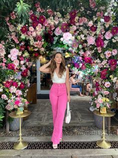 Pink Top And Jeans Outfit Classy, White Top And Pink Pants, Floral Top With Jeans Outfit, Pink Jeans White Top, Pink Jean Pants Outfit, Pink Jeans Styling, Pink Floral Pants Outfit, Hot Pink Outfit Summer, Barbie Pink Pants Outfit