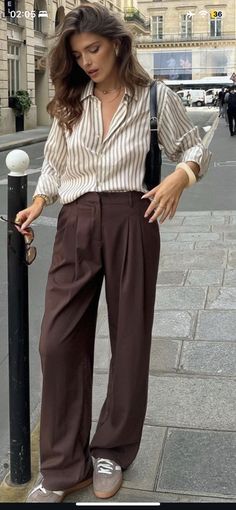 Brown Courdory Pants Outfit Y2k, Brown Trousers Outfit Aesthetic, Dark Brown Trousers Outfit, Outfit Pantalon Marron, Boot Cut Pants Outfit, Loose Trousers Outfit, Brown Trousers Outfit Women, Brown Trousers Outfit, Brown Pants Outfit