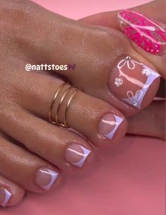 Nails Ideas Feets, Designs For Pedicures Toenails, Gel Toe Nails Ideas Summer, New Pedicure Ideas, Nails For Feet Ideas, Pedi Gel Ideas, French Tip Toes With Design On Big Toe, Aesthetic Pedicure Ideas, Cute Acrylic Toes Design