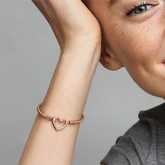 Update your style story with a symbol of love, with our Pandora Moments Heart Closure Snake Chain Bracelet. Hand-finished with 14k rose gold plating, this fresh take on a much-loved design features Pandora's iconic snake chain pattern and a heart-shaped closure. The closure can hold up to two dangles or pendants and spins for a touch of dynamic movement. Style this iconic bracelet with your favorite charms and create a personalized look. - Pandora Moments Heart Closure Snake Chain Bracelet - 14k Charms Disney, Royal Chain, Pandora Essence, Bracelet Tennis, Chain Pattern, Snake Chain Bracelets, Mesh Bracelet, Royal Jewelry, Engraved Necklace