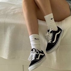 Estilo Vans, Mode Indie, Vans Aesthetic, Vans Outfit, Dr Shoes, Aesthetic Shoes, Shoe Inspo, Swag Shoes, Pretty Shoes