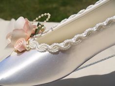 Elegant Pink Wedding Shoes For Bridal Shower, White Almond Toe Wedding Shoes For Bridal Shower, Feminine White Almond Toe Wedding Shoes, Pink Wedding Flats With Flat Heel, Elegant Cream Ballet Flats For Wedding, Elegant Pink Ballet Flats For Party, Elegant Pink Wedding Flats, Flat Shoes Wedding, Elegant Pink Closed Toe Ballet Flats